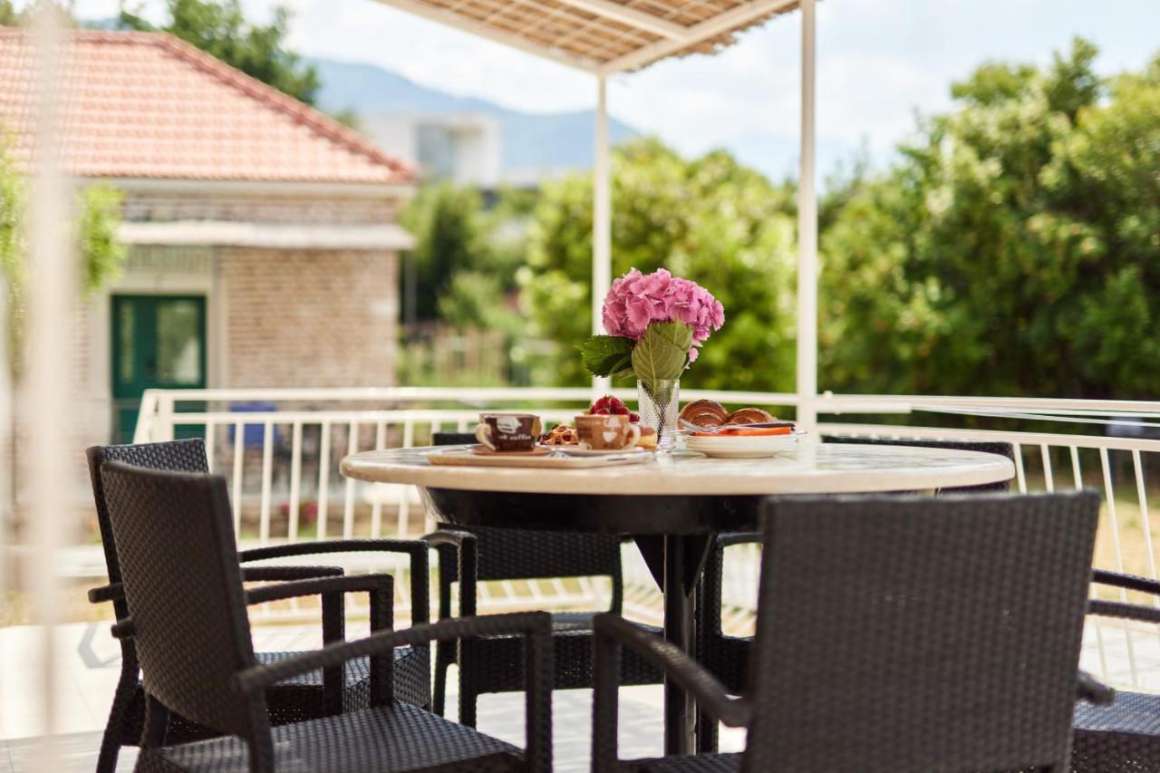 Waikiki Beach House Tivat Exterior foto